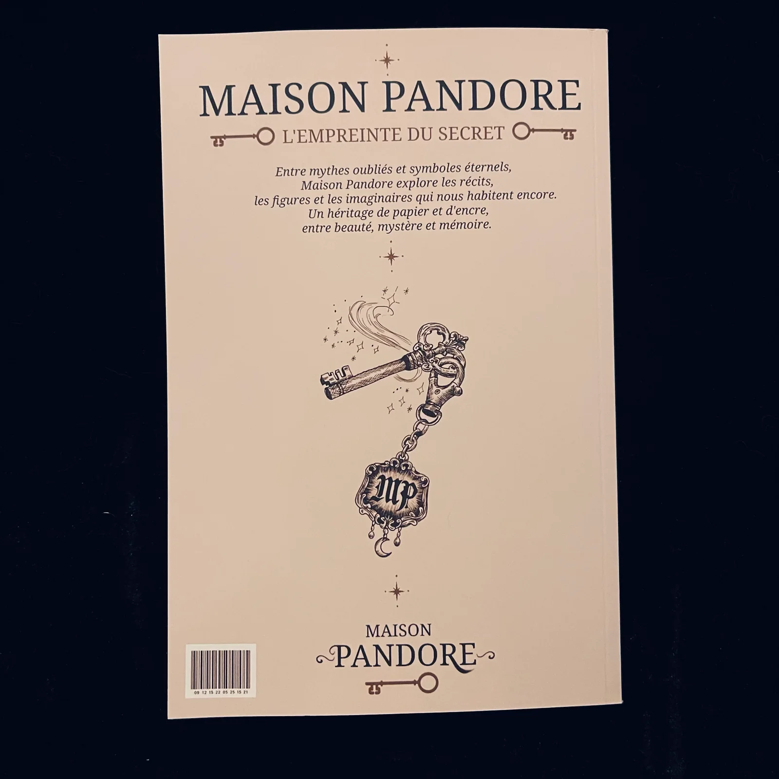 Dos de l’artbook avec la clé Maison Pandore