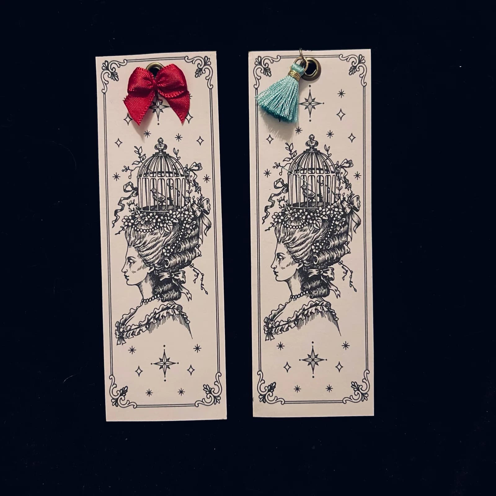 Marque-pages en carton Marie-Antoinette, les deux finitions photographiées côte à côte