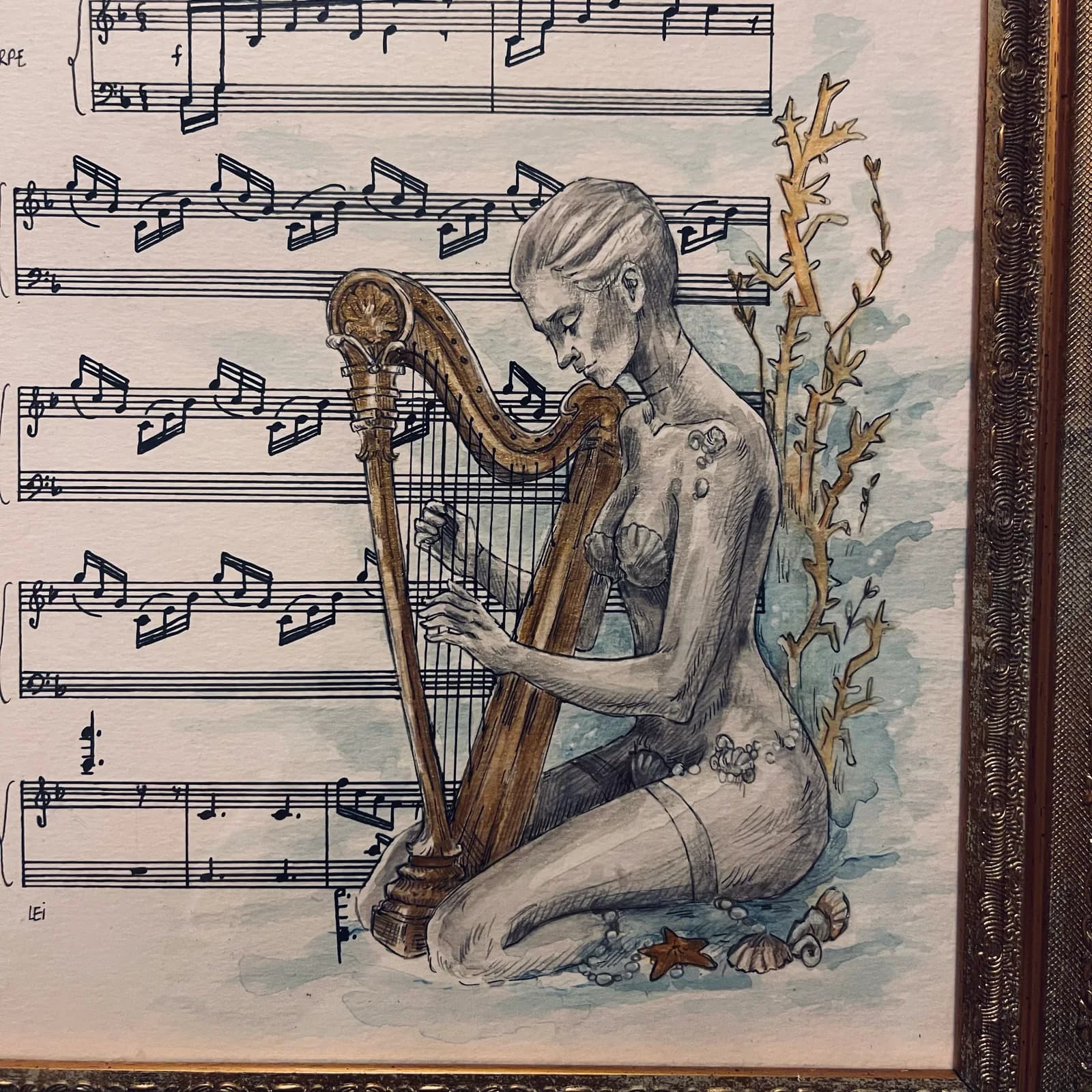 Astrid, aquarelle originale représentant une figure jouant de la harpe sur une partition