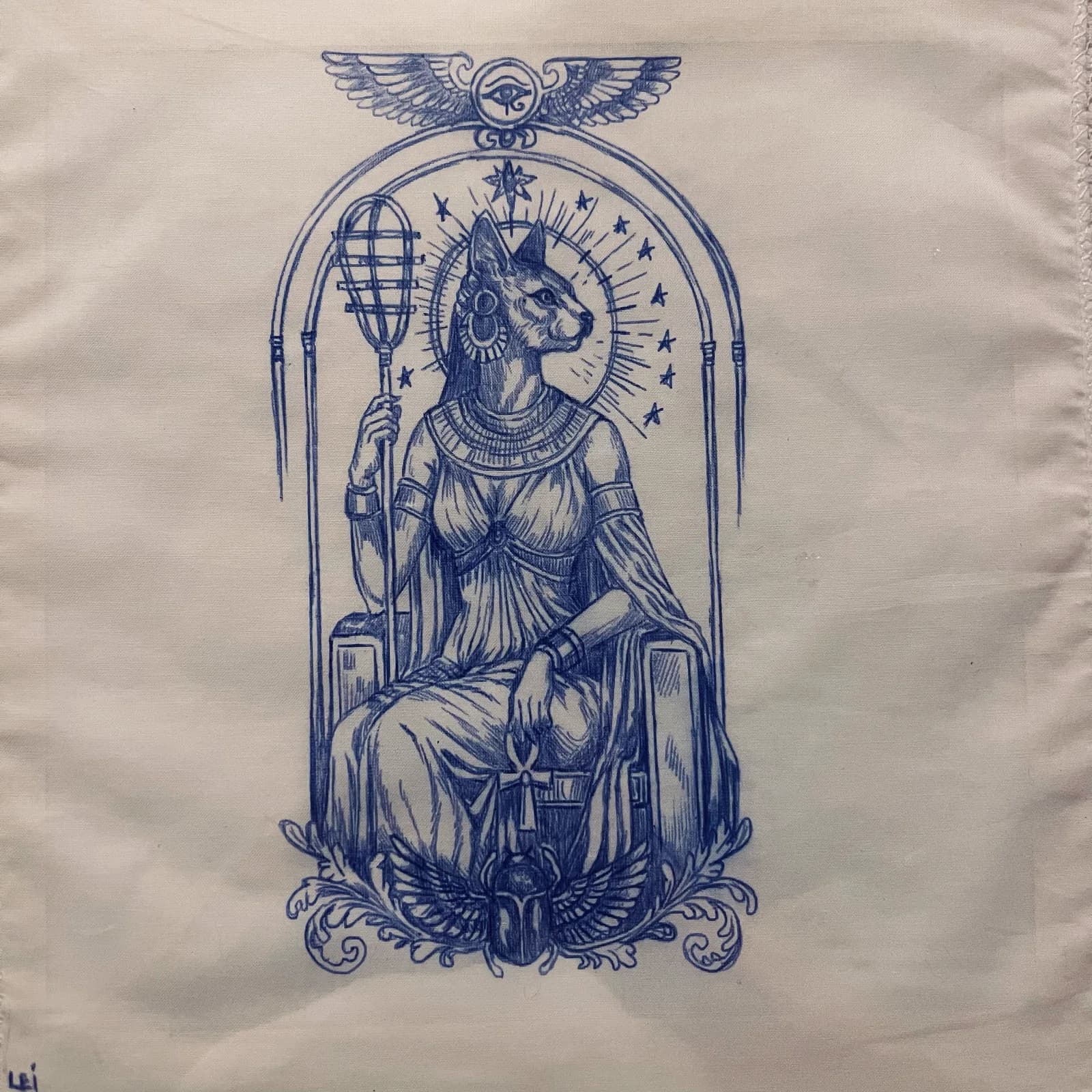 Détail du dessin Bastet à l’encre bleue sur mouchoir
