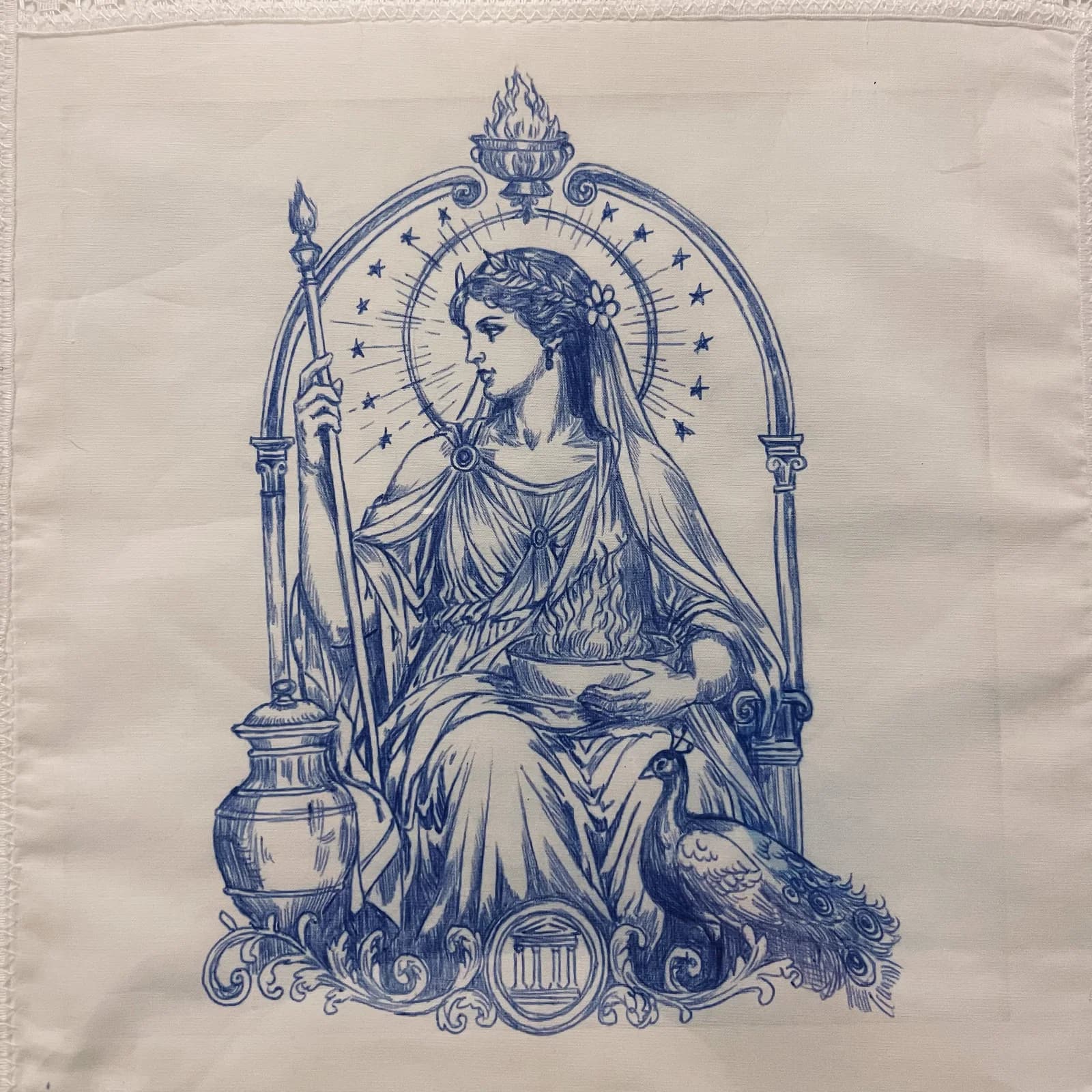 Détail du dessin Hestia à l’encre bleue sur mouchoir