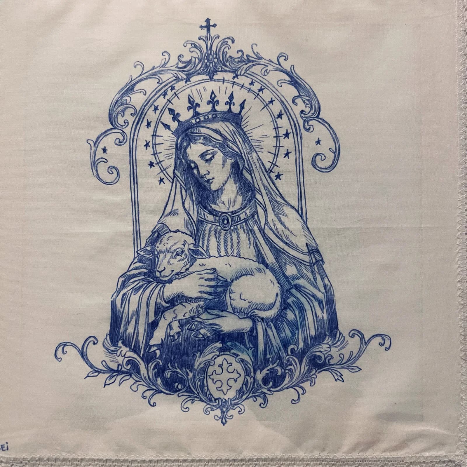 Détail du dessin Madone à l’agneau à l’encre bleue sur mouchoir