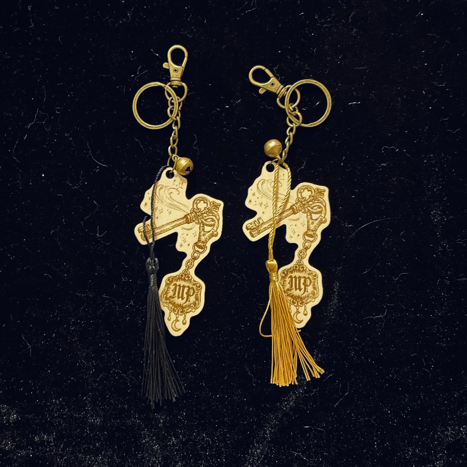 Porte-clés en bois La clé du secret, avec pompons doré et noir
