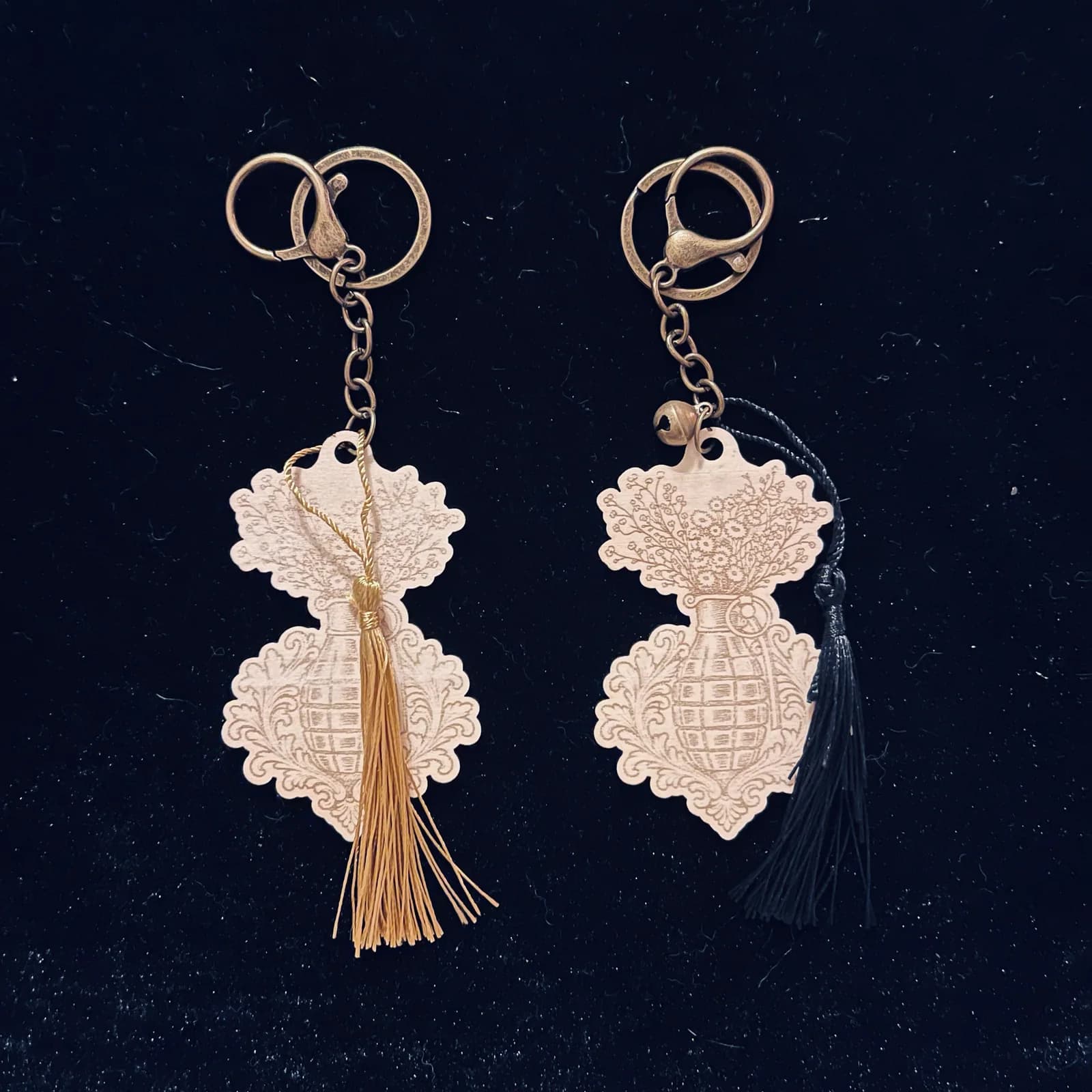 Porte-clés en bois Grenade fleurie, avec pompons doré et noir