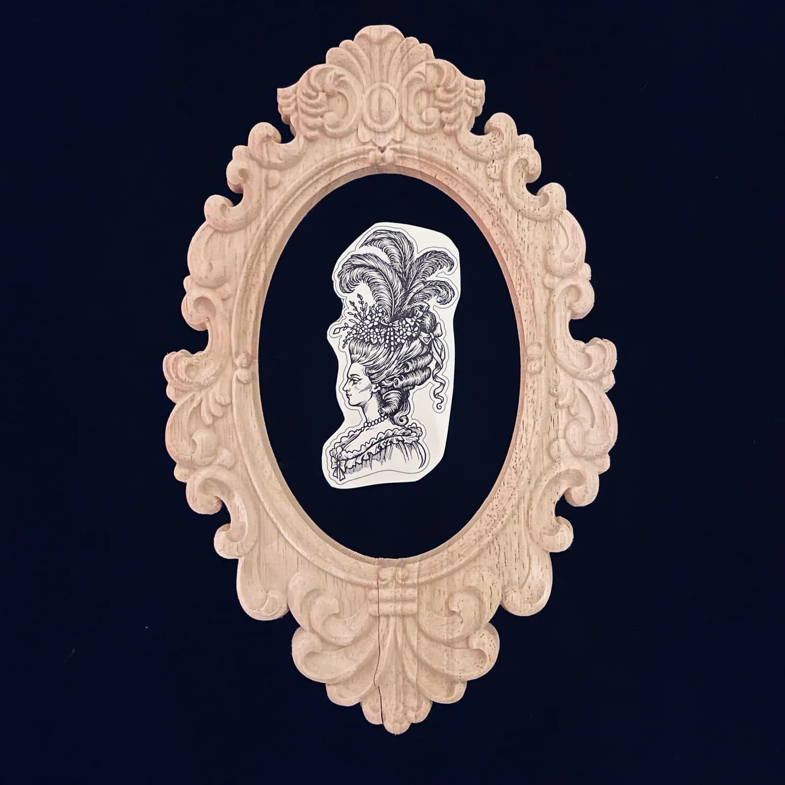 Sticker transparent Marie-Antoinette aux plumes, photographié dans un cadre de présentation