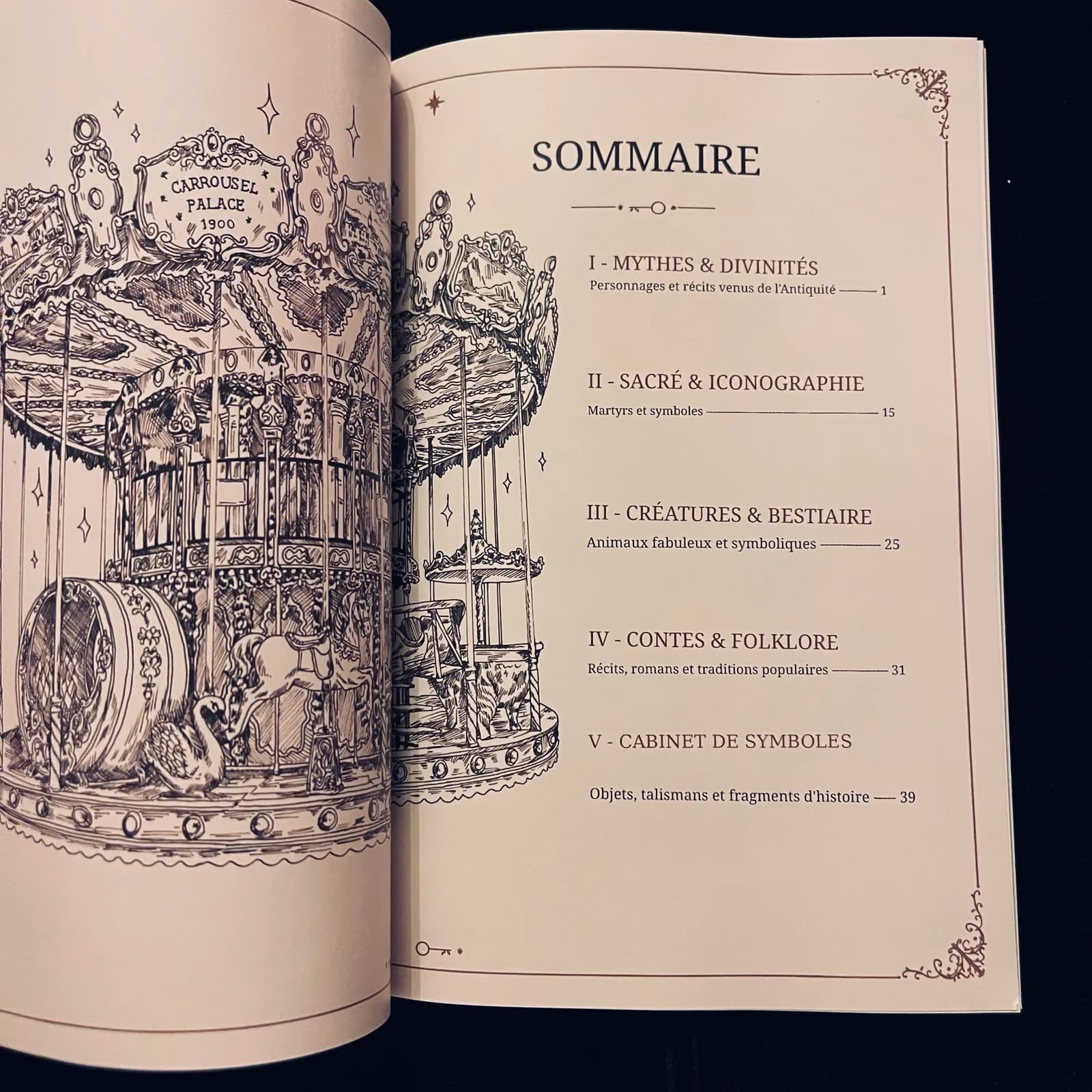 Pages ouvertes de La Gazette Maison Pandore, illustrées d’un carrousel et d’un sommaire