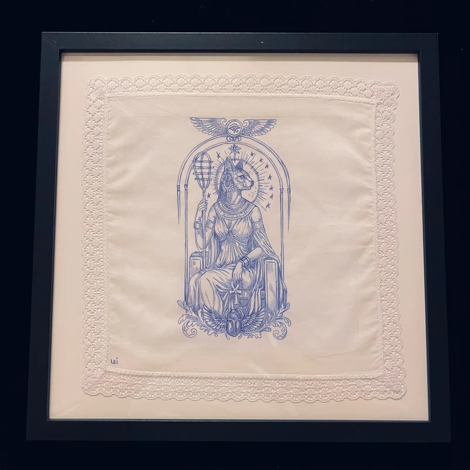 Bastet, œuvre originale à l’encre bleue sur mouchoir dans son cadre