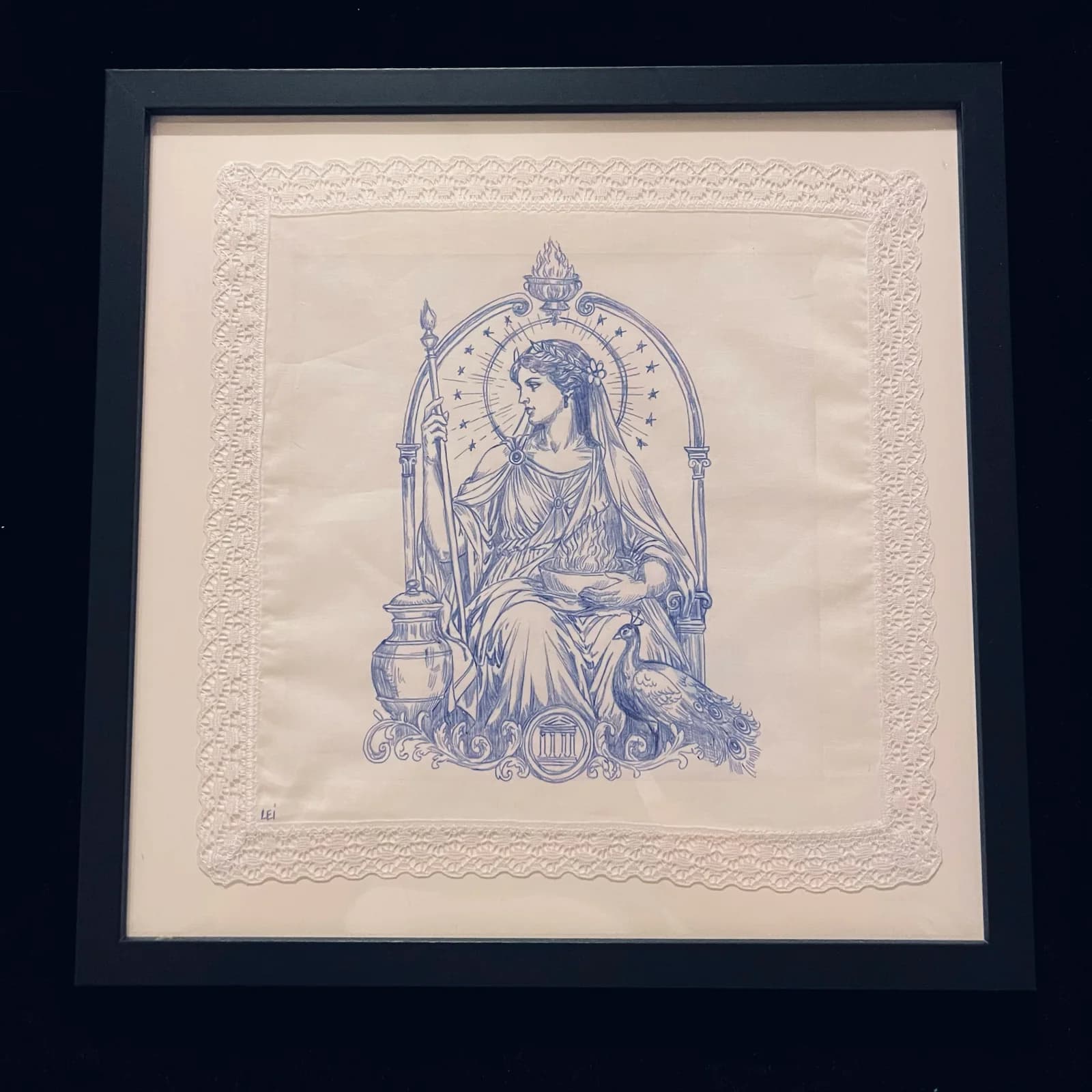 Hestia, œuvre originale à l’encre bleue sur mouchoir dans son cadre