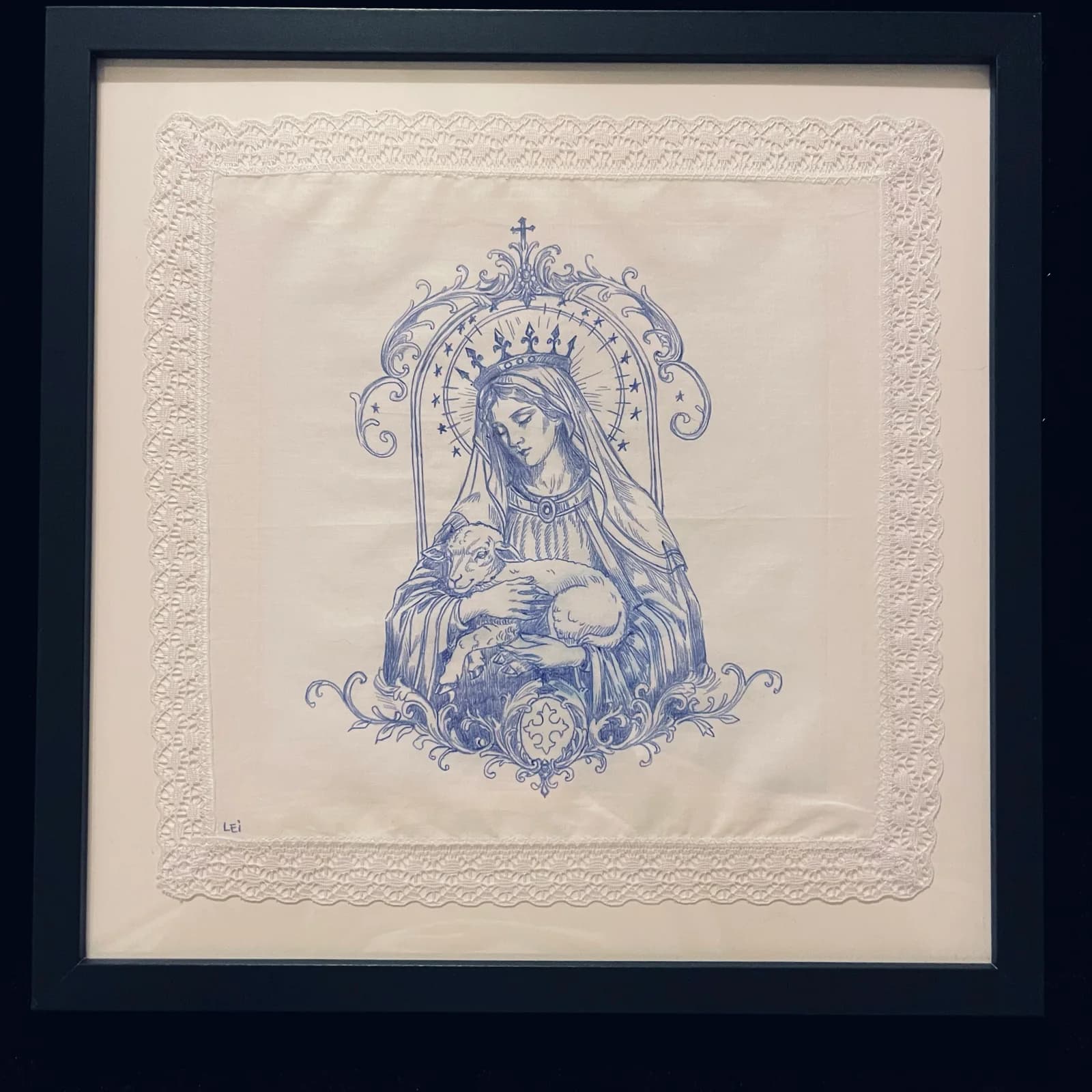 Madone à l’agneau, œuvre originale à l’encre bleue sur mouchoir dans son cadre