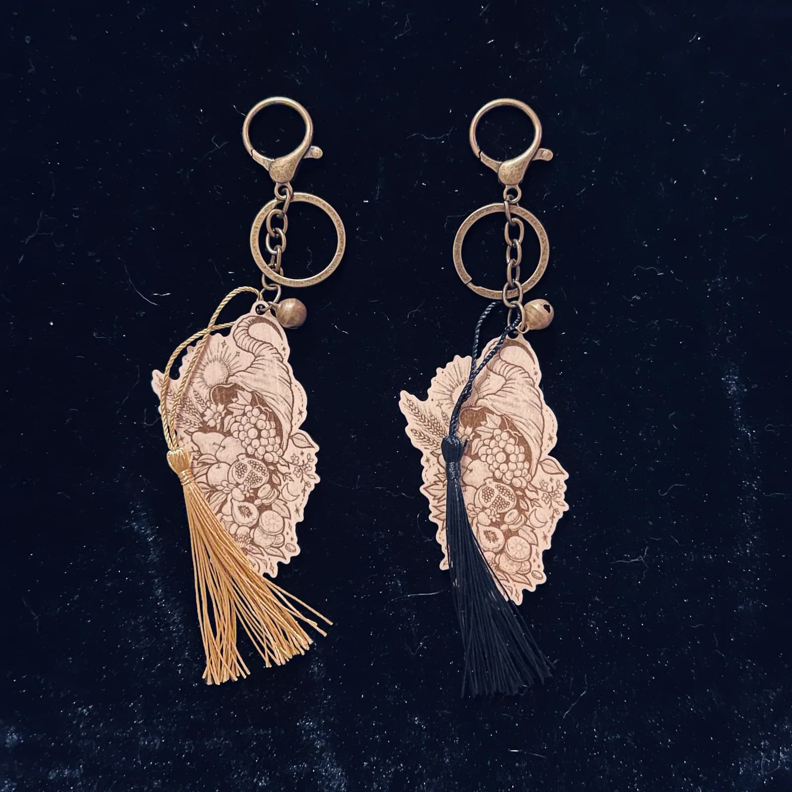 Porte-clés en bois Corne d’abondance, avec pompons doré et noir
