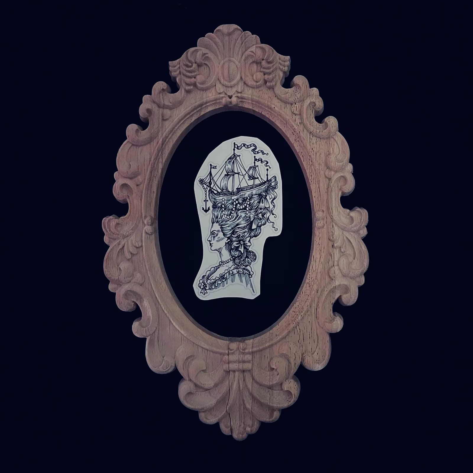 Sticker transparent Marie-Antoinette au bateau, photographié dans un cadre de présentation