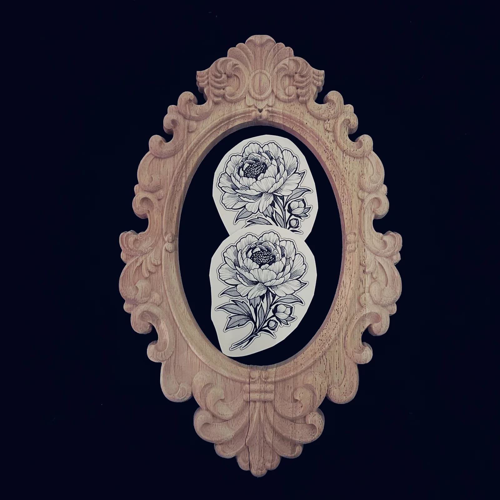 Sticker transparent Pivoine, photographié dans un cadre de présentation