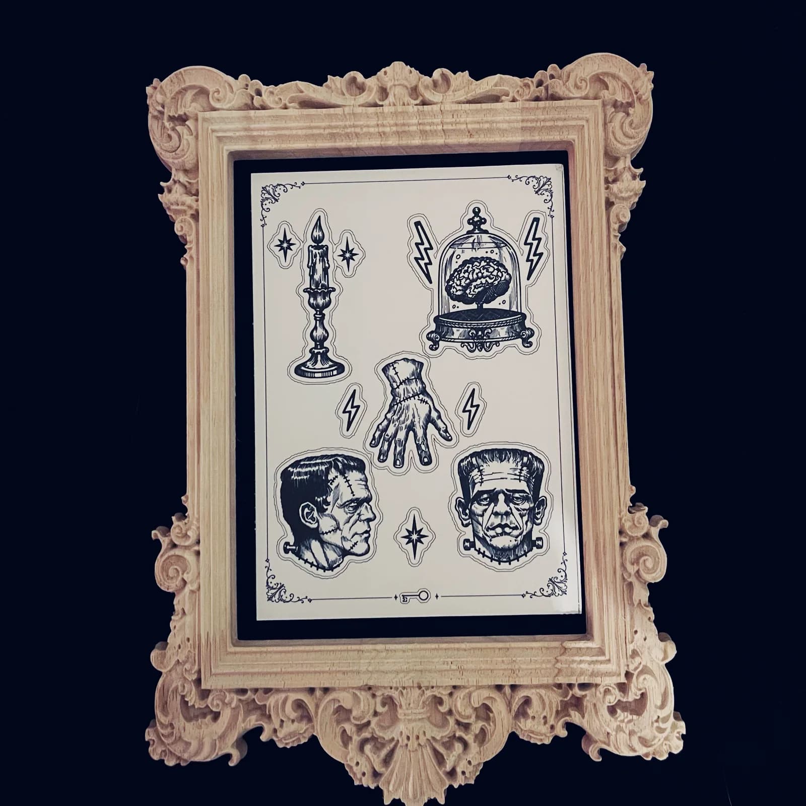 Planche de stickers Frankenstein dans un cadre de présentation